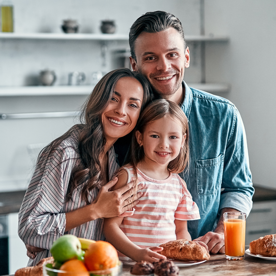 Família feliz na frente da nova casa